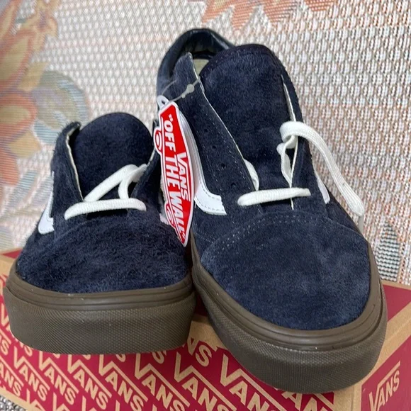 Vans Men’s Old Skool
Hairy Suede Dark Navy
VN0005UADNV
Sneakers - Picture 8 of 16